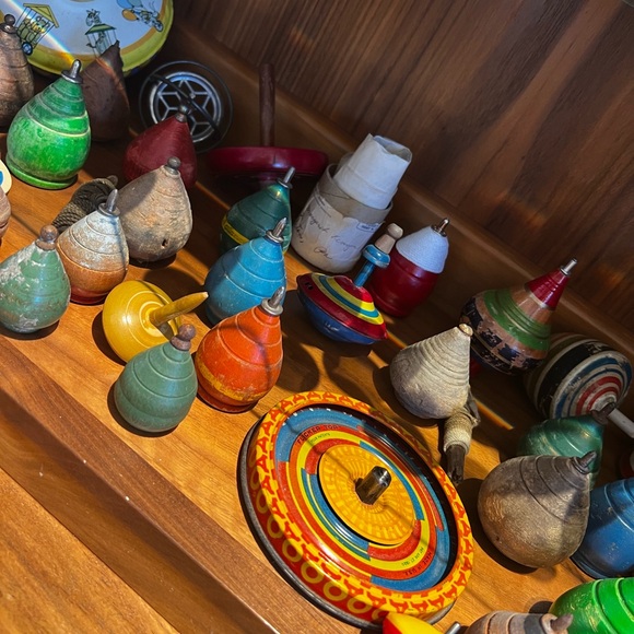 COMING SOON Buyer’s Choice Lot of Wooden & Tin Vintage Antique Toy Tops - Picture 6 of 10